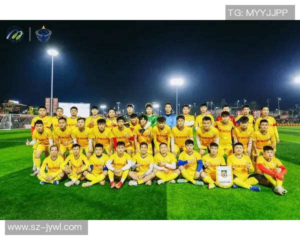 中老年足球明星齐聚一堂合照展现风采与友谊的珍贵瞬间 中老年足球明星齐聚一堂合照展现风采与友谊的珍贵瞬间